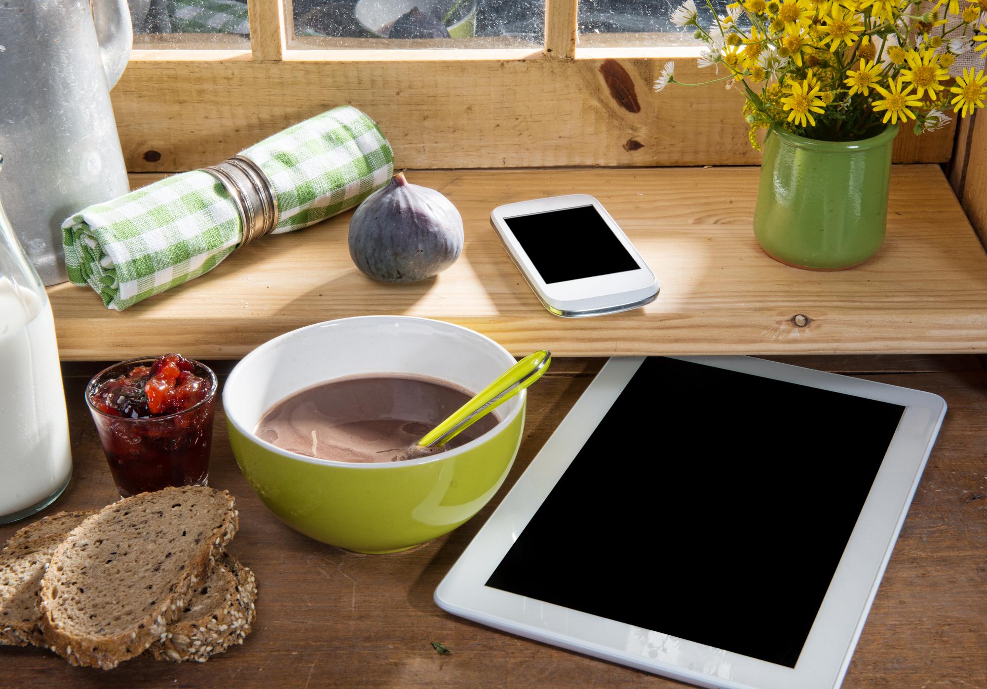 Tavolo di lavoro high-tech con ingredienti e tablet