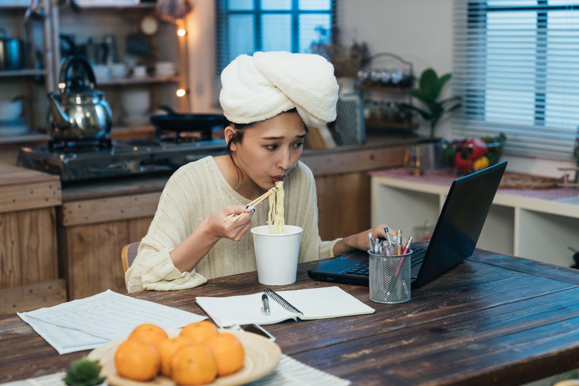 Studente che segue una lezione su laptop
